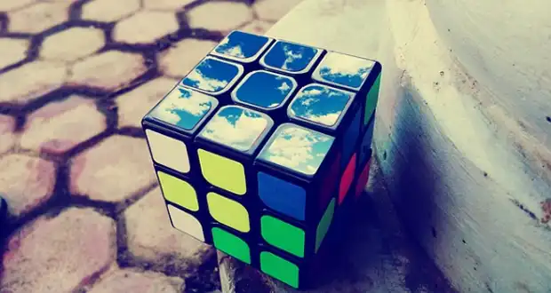 Ловушки когнитивных искажений: почему мозг ищет закономерности там, где их нет